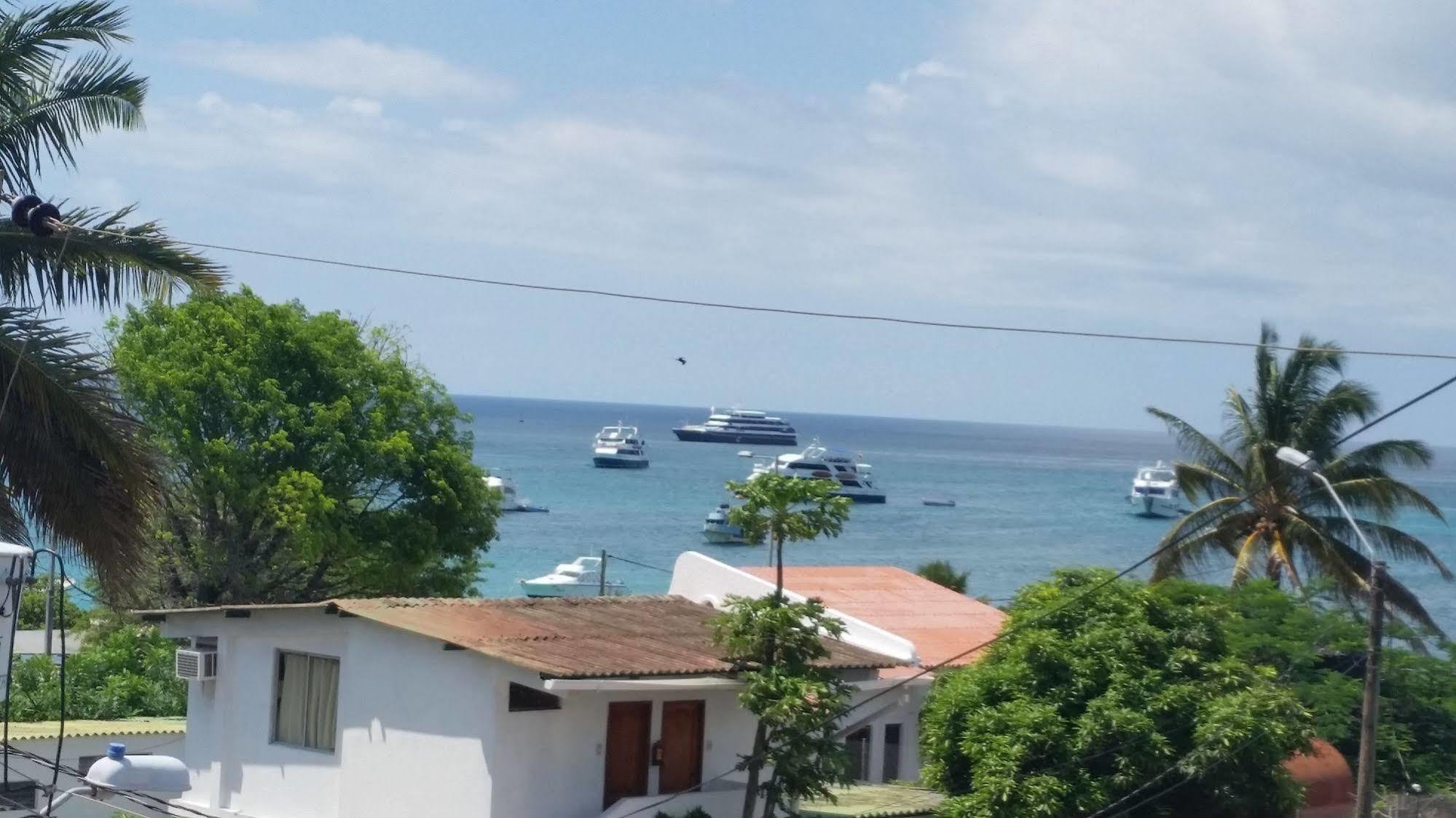 Royal Galapagos Inn Пуерто Бакерисо Морено Екстериор снимка